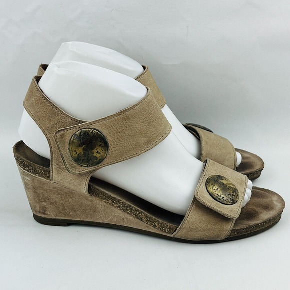 Womens US 8-8.5 Taos Carousel 2 Wedge Sandal Beige Leather Ankle Strap Open Toe - Picture 2 of 9